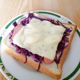 紫キャベツとウインナーとチーズのトースト
